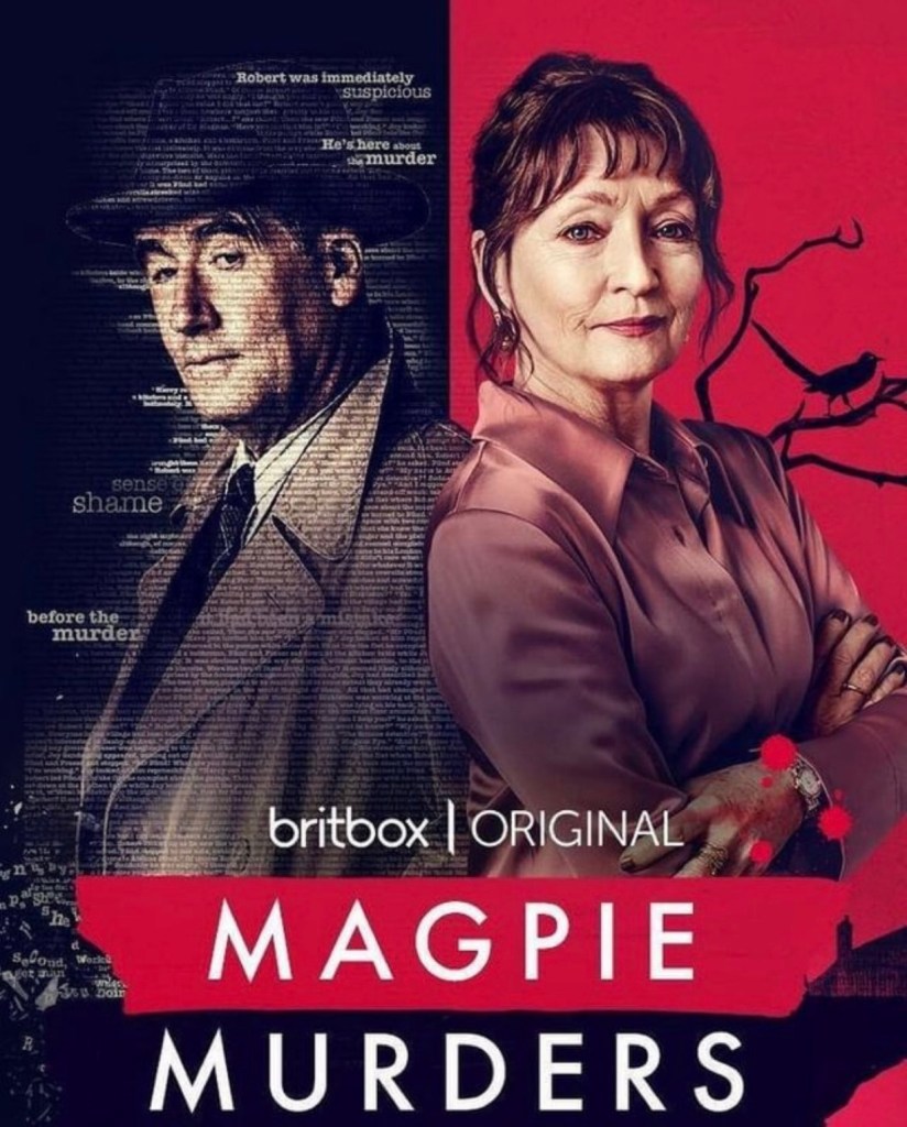 Plakat for TV-serien 'Magpie Murders', som viser to karakterer mot en bakgrunn av tekst og grafiske elementer, med tydelig tittel og logo.