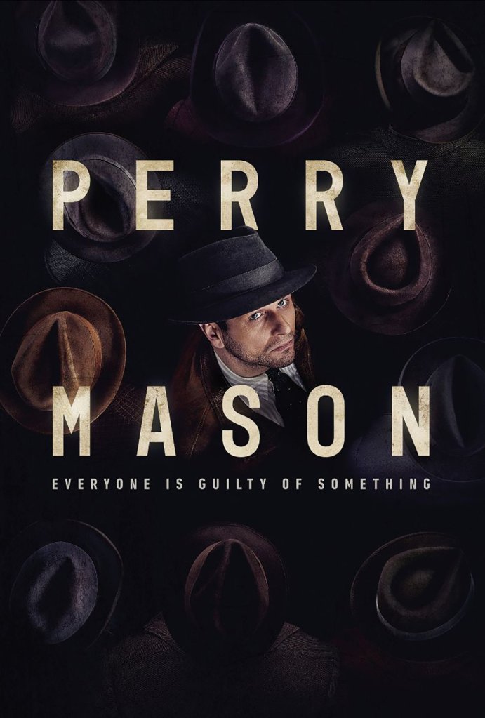 Plakat for TV-serien 'Perry Mason', med en mann i hatt i midten og flere hatter i bakgrunnen. Teksten 'PERRY MASON' og 'EVERYONE IS GUILTY OF SOMETHING' er synlig.