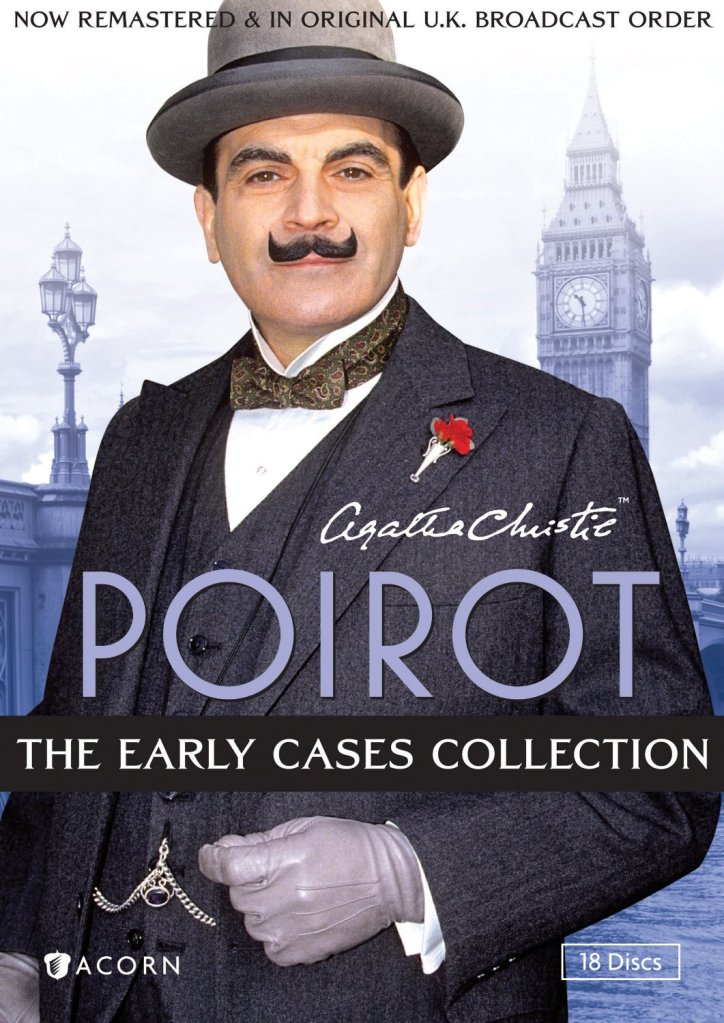 Bilde av den eksentriske detektiven Hercule Poirot, spilt av David Suchet, iført en elegant dress med høyhatt og hansker, foran et britisk bylandskap.