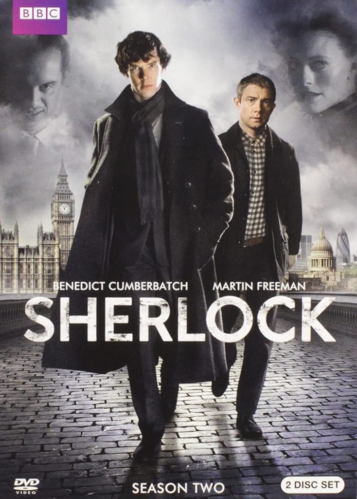 DVD-cover for TV-serien 'Sherlock', sesong to, med Benedict Cumberbatch og Martin Freeman i dramatisk positur mot en Londonsk bakgrunn.