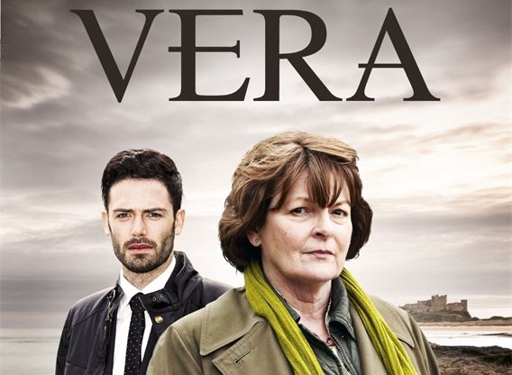 Plakat for TV-serien 'Vera' med to karakterer, en kvinne i en grønn sjal og en mann med skjegg, foran et dramatiske landskap.