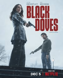 Plakat for serien 'Black Doves' med Keira Knightley og Ben Whishaw, som står i en dramatisk posisjon med pistoler, omkranset av snølandskap.