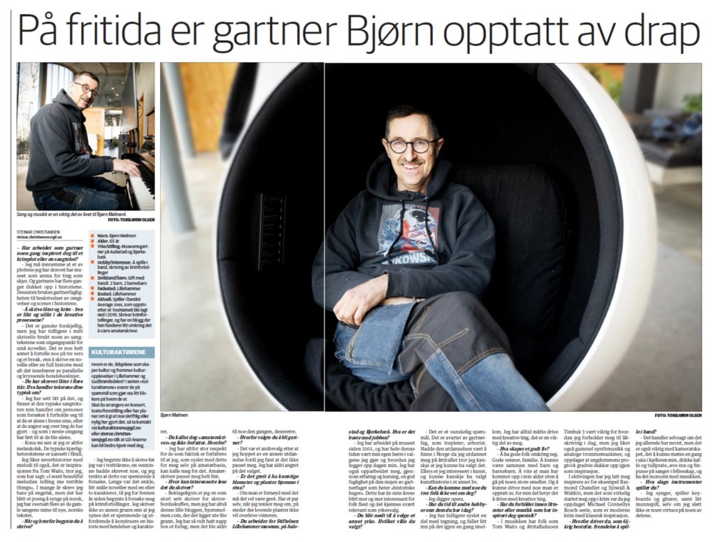 En mann som sitter i en kul moderne stol, smilende, med briller og en svart hettegenser, mens han holder hendene på pianoet ved siden av seg. I bakgrunnen kan man se en moderne bygning og kunstverk, og han ser komfortabel ut i sin avslappede posisjon.